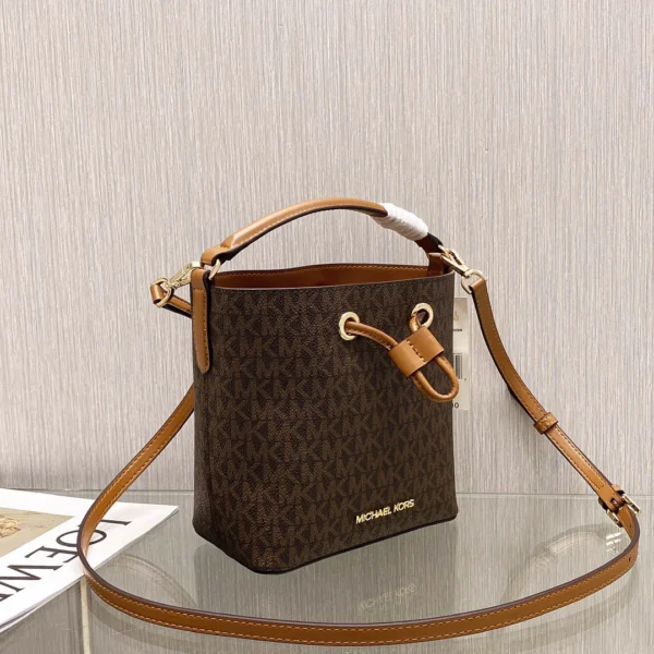 Mk Size:18cmx18cmx10cm