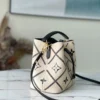 Louis Vuitton Size: 20 x 20 x 13 cm