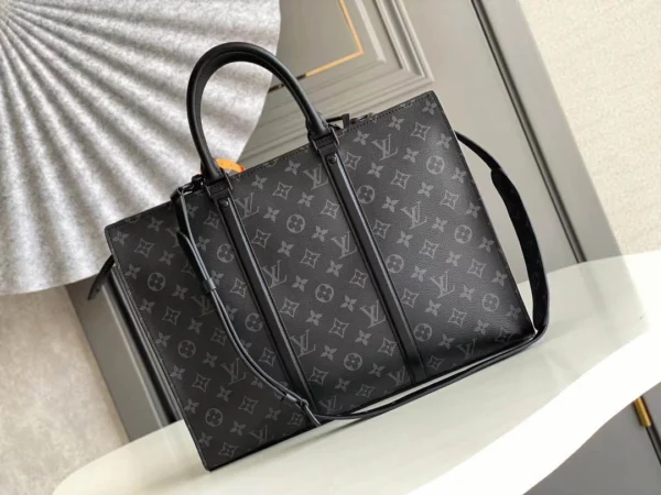 LV 39 x 30 x 7 cm