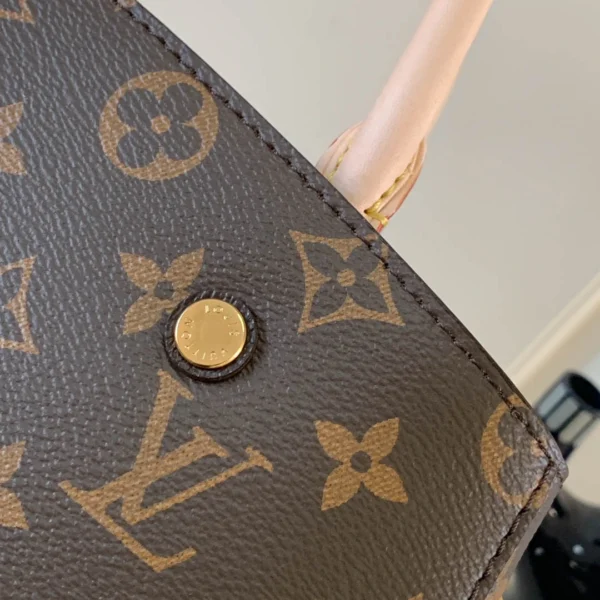 LV Model: M41056 Size 33*23*15cm