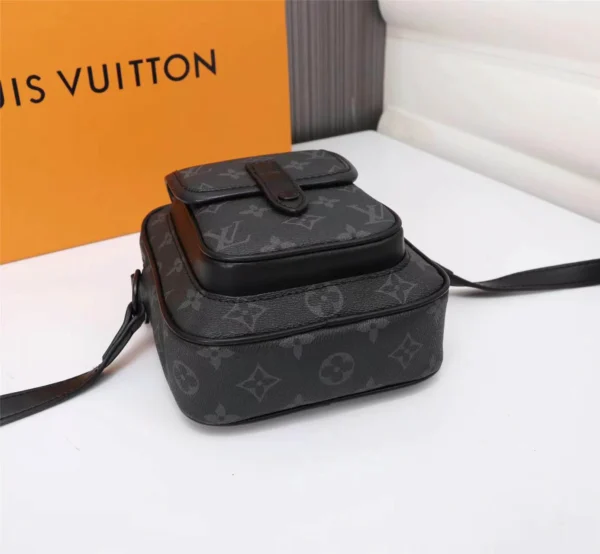 Louis Vuitton Model: 69404 Size: 15x17x8cm
