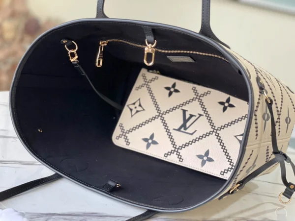 Louis Vuitton Size: 31 x 28 x 14 cm