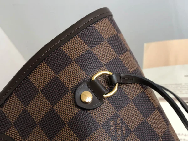 Louis Vuitton Size: 32*29*17cm