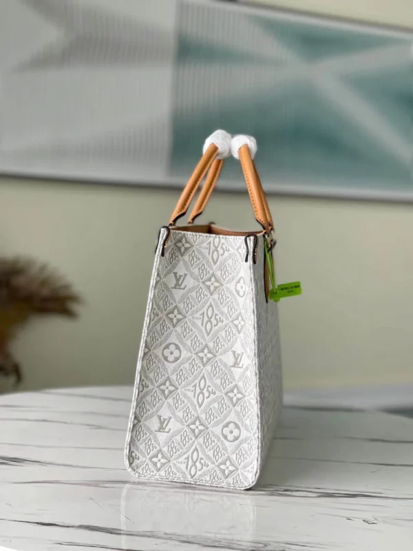 Louis Vuitton Size: 35 x 27 x 14 cm