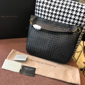 BV Briefcase Size: 33cm Black