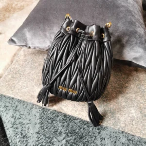 Matelasse metal chain shoulder strap with zipper pocket size: 17 2.5 9 Length: 115cm