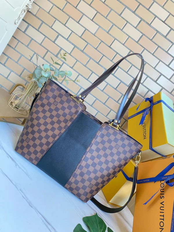 Louis Vuitton size：28X28X14cm pocket 43cm