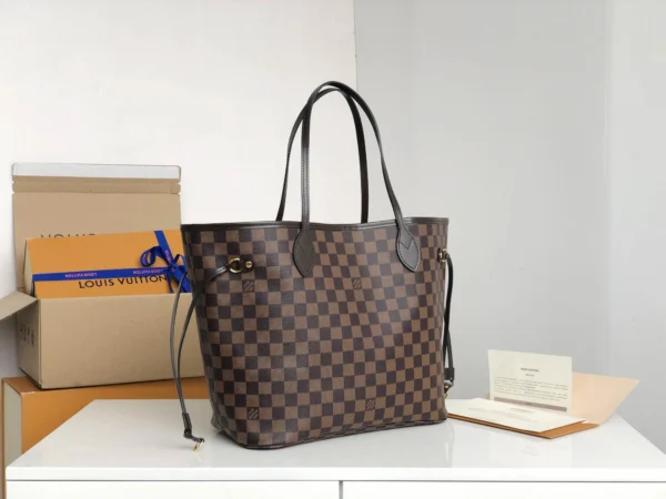 Louis Vuitton Size: 32*29*17cm