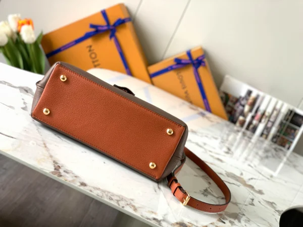 Louis Vuitton Size: 28*20*11.5cm