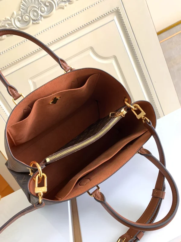 Louis Vuitton Size: 34.0 x 24.0 x 13.0 cm