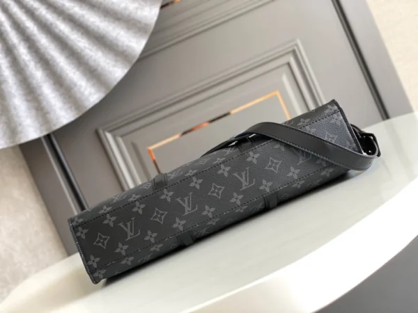 LV 39 x 30 x 7 cm