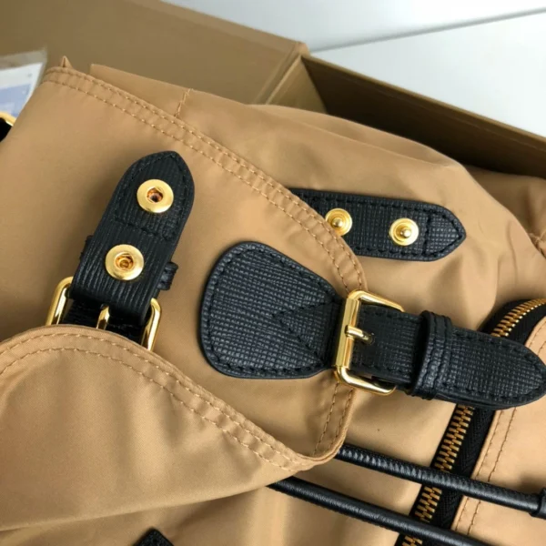 Military Backpack Size:22.14.33cm Code:550678