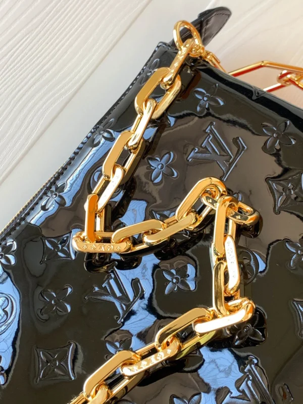 Louis Vuitton Size: 26 x 20 x 12 cm
