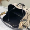 Louis Vuitton Size: 20 x 20 x 13 cm